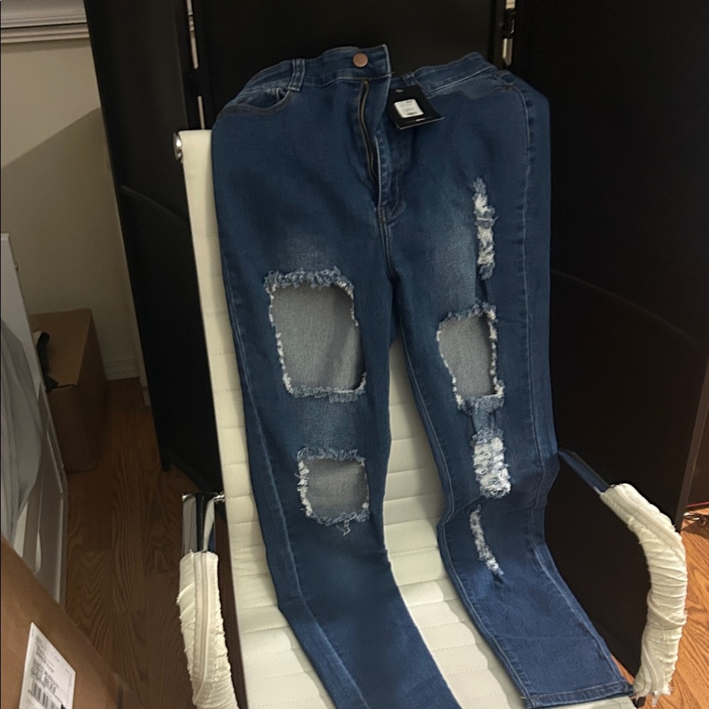 Fashion Nova Distressed Boyfriend Jeans in Blue